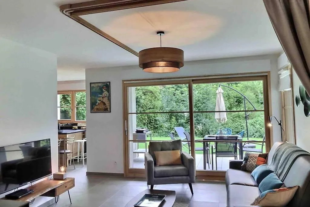 Tres Bel Appartement En Rez De Jardin, 塔卢瓦尔