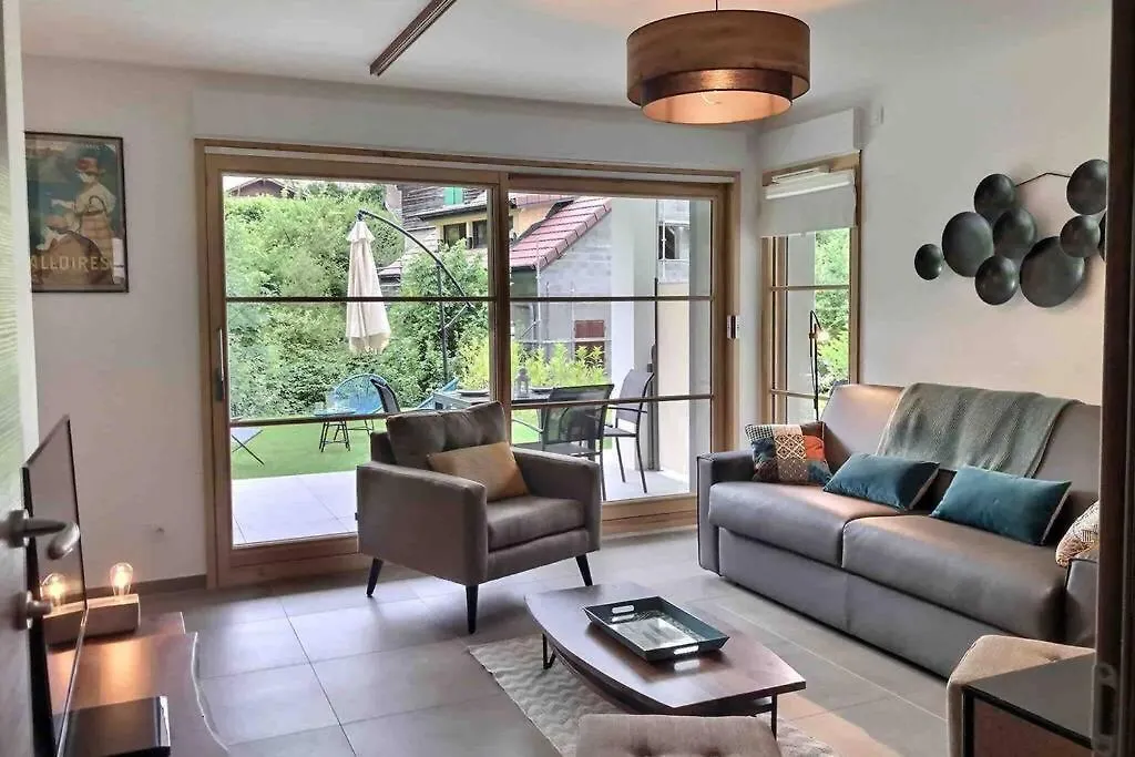 Tres Bel Appartement En Rez De Jardin, 塔卢瓦尔