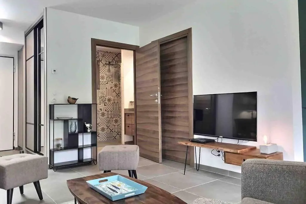 Tres Bel Appartement En Rez De Jardin, 塔卢瓦尔 公寓